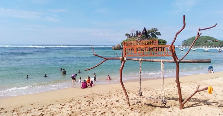 Inilah Tanah Lot Versi Jawa Timur